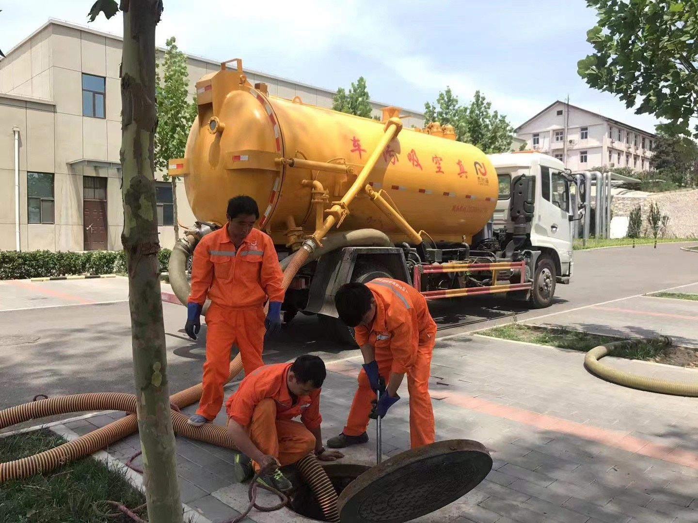 久治管道疏通车停在窨井附近