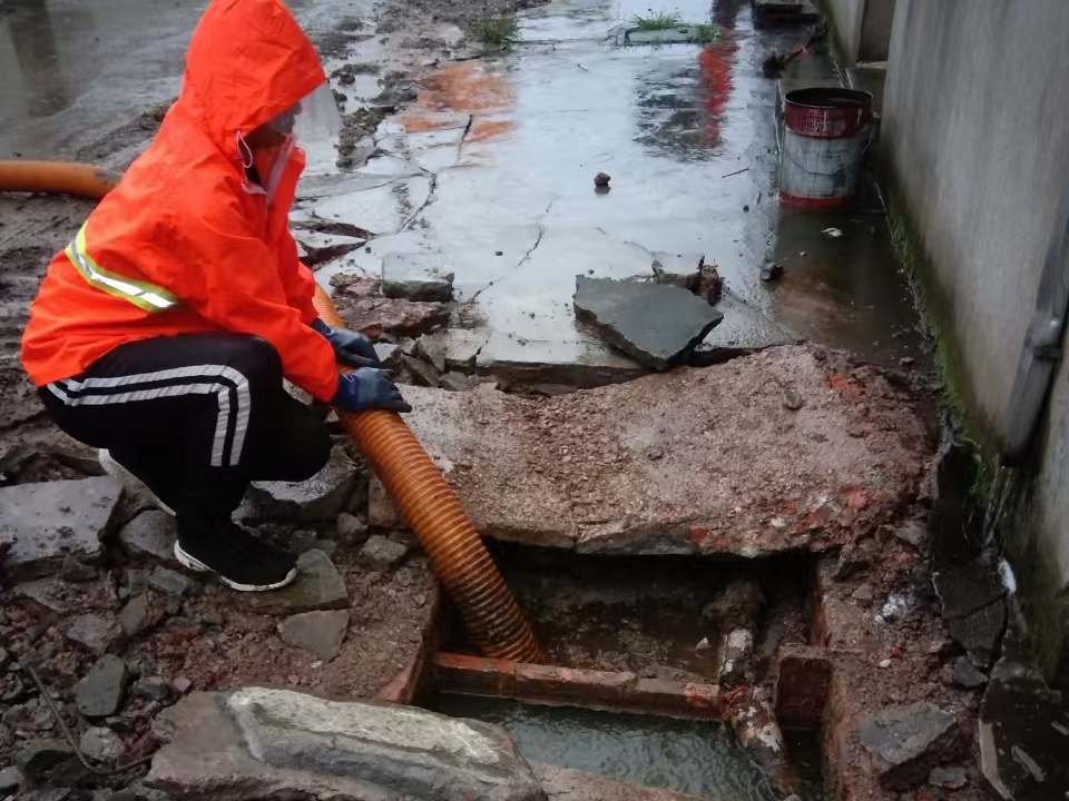 久治专业清理污水池 炜誉市政以规范流程守护城市 “肠道”